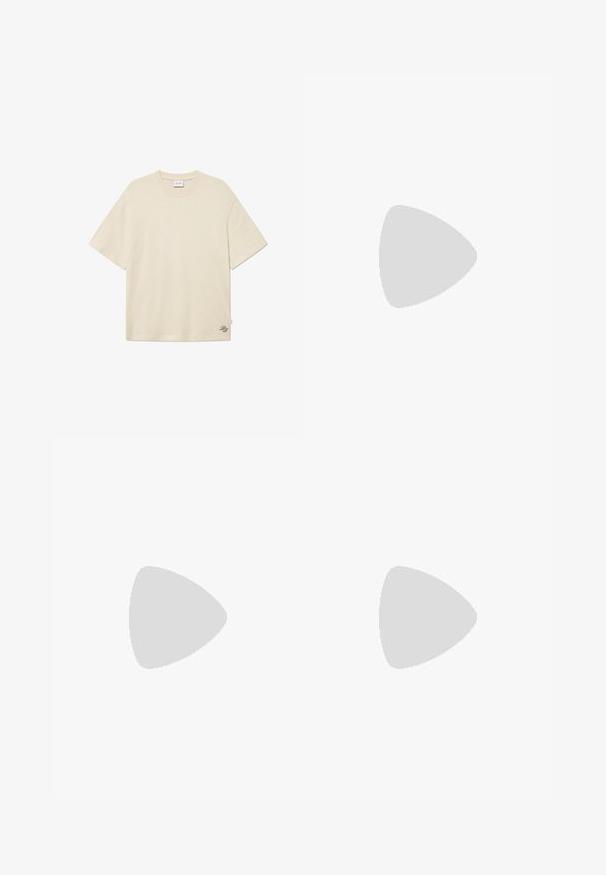 Cremefarvet t-shirt lavet af bomuld, med rund halsudskæring, korte ærmer og en diskret logo-detalje broderet nederst til højre.; Les Deux LAWSON STRIPE - Shorts - dark navy/light camel; Sort ruskind snørebånds ankelstøvle med grebsløjfe og struktureret sål, der har et lille præget krokodillelogo på siden.; Sorte og guld solbriller med firkantet form, metalramme, mørke grå linser og sorte stænger. Har design med dobbelt bro.
