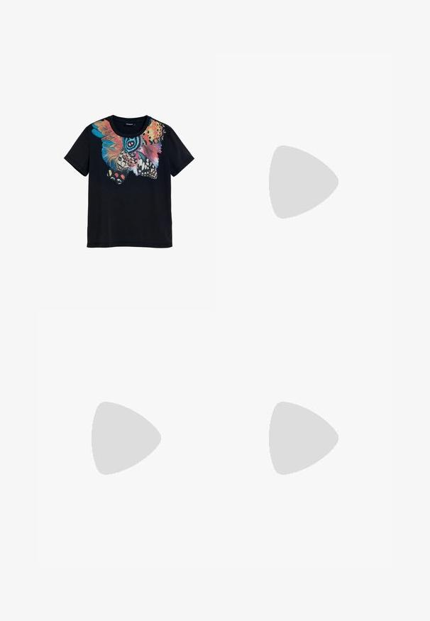 Schwarzes Baumwoll-T-Shirt mit einem bunten Schmetterlingsdesign in Blau, Orange und Weiß, rundem Ausschnitt und kurzen Ärmeln.; Beige Cargo-Hosen mit weitem Bein, elastischem Bund, Kordelzugverschluss und zwei seitlichen Taschen. Glattes, leichtes Material.; Beige Plateau-Sandalen mit einem glatten Wildleder-Obermaterial, offener Zehenpartie, dicker Sohle und dezentem Branding, kombiniert mit dunkelblauen Schlagjeans.; Kuhfell-Handtasche mit einer cremefarbenen Basis und dunkelbraunen Flecken, rechteckiger Form, umklappbarem Deckel und abnehmbarem Schultergurt.