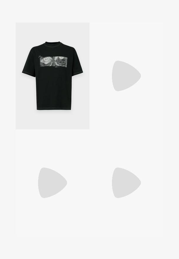 Schwarzes Baumwoll-T-Shirt mit Rundhalsausschnitt, kurzen Ärmeln und silberner Naht. Verfügt über zwei Grafikdrucke auf der Vorderseite.; A-COLD-WALL* FORM SHORT - Shorts - black onyx; Schwarzer wasserdichter Schneestiefel mit einem glatten synthetischen Obermaterial, Reißverschluss, gepolstertem Kragen und strukturiertem Gummisohle. Mit "MOON BOOT" Branding akzentuiert.; Braune Leder-Umhängetasche mit strukturiertem Design, ausgestattet mit einer silbernen Schnalle und einem verstellbaren Tragegurt. Glatte Textur mit gesteppten Akzenten.