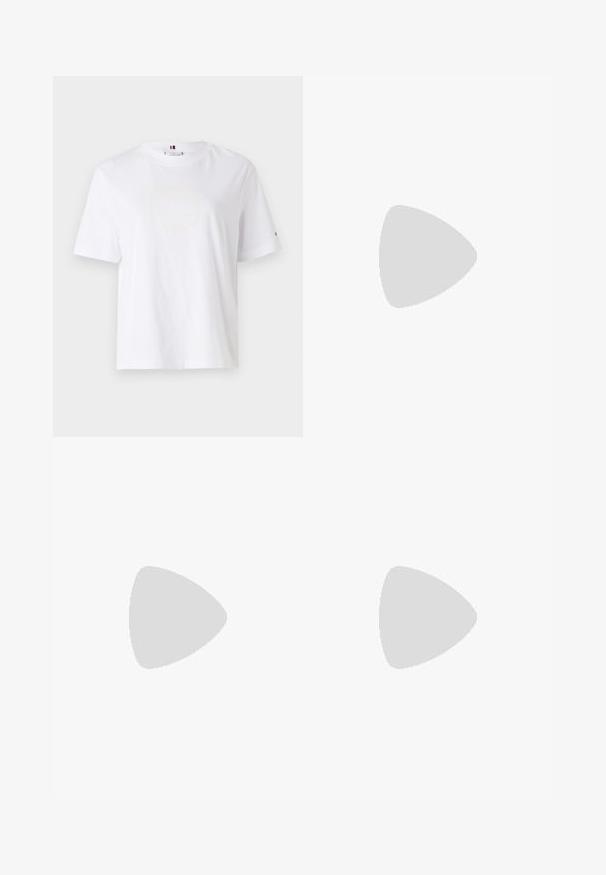 Bílý bavlněný tričko s kulatým výstřihem, krátkými rukávy a decentním žlutým logem s nápisem "HILFIGER NEW YORK 1985." Standardní střih.; Černá plisovaná sukně vyrobená z látky s hladkým povrchem. Má strukturovaný pas a několik vertikálních plisování pro definici.; Černý kožený slingback s jehlovým podpatkem a špičatou špičkou, nízkým podpatkem a nastavitelným kotníkovým popruhem se zlatým přezkou. Hladký povrch.; Černá kožená kabelka s zakřiveným tvarem, prošívanou texturou a zlatými detaily. Obsahuje odnímatelný ramenní popruh a detail s logem.