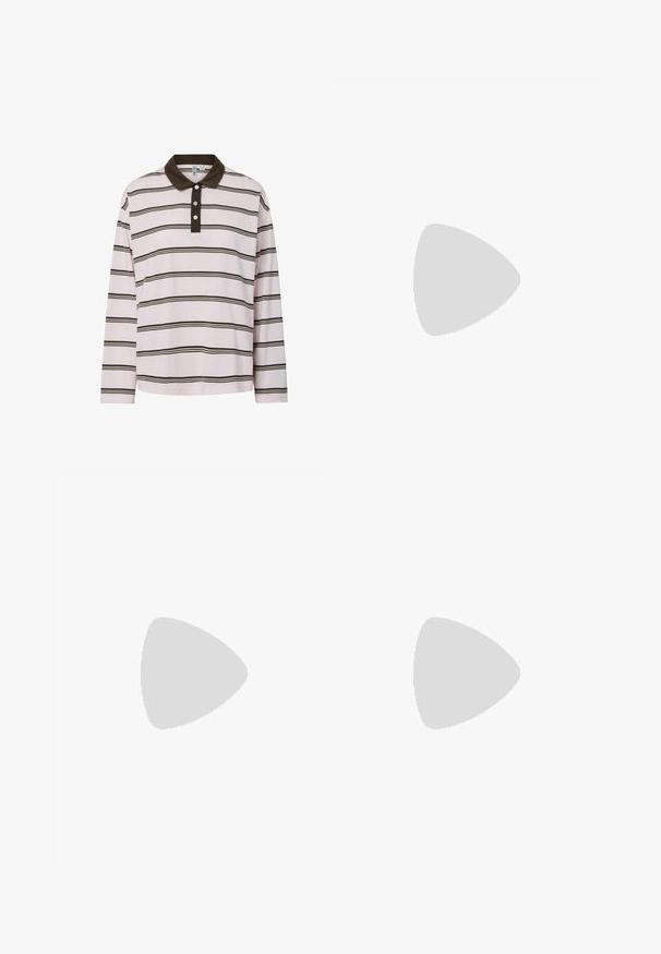 Polo à manches longues en rose clair avec des rayures horizontales marron, doté d'un col marron foncé et d'une patte de boutonnage à trois boutons. Matière en coton doux.; Jupe mini noire avec une taille structurée et un design volumineux et froncé. Fabriquée en tissu léger, elle présente une texture lisse.; Bottes noires montantes en cuir lisse, avec un bout pointu, un talon bloc et une découpe en V en haut.; Veste matelassée jaune avec col montant et poche avant, associée à un sac bandoulière noir avec quincaillerie dorée. Bas en denim décontractés.
