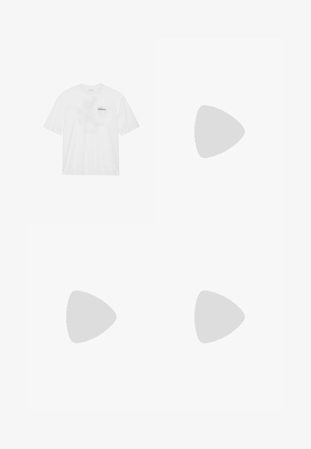 Λευκό βαμβακερό μπλουζάκι με κοντά μανίκια, που διαθέτει μία εμπρόσθια εκτύπωση που λέει "Πετάξτε προς την Ηρεμία" σε μαύρο και πράσινο χρώμα.; Μαύρες τζην σορτσές με φαρδιά πόδια, που διαθέτουν πέντε τσέπες, κλείσιμο με κουμπί και αντιθετικά ραφές. Μία τσέπη έχει κόκκινη λεπτομέρεια.; Κάστανες δερμάτινες loafers με στρογγυλή μύτη, διακριτές ραφές και χαμηλή μαύρη σόλα. Κλασικός σχεδιασμός με ελάχιστες διακοσμήσεις.; Μαύρα γυαλιά ηλίου σε ορθογώνιο σχήμα, σκούροι φακοί, ασημί λεπτομέρειες στους κροτάφους και ματ φινίρισμα στον σκελετό.