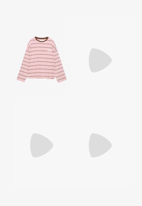 Maglietta a maniche lunghe rosa con strisce orizzontali marroni. Presenta un colletto a girocollo marrone e testo bianco "NON RIMANDARE" sul petto.; Leggings a campana in tessuto verde oliva, con una cintura liscia e un design elegante senza motivi o abbellimenti prominenti.; Infradito beige chiaro con soletta testurizzata, suola piatta e sottili cinturini lucidi. Presenta un marchio discreto sul cinturino.; Occhiali da sole con lenti tonde di colore marrone, caratterizzati da una montatura ovale e un motivo tartaruga, con aste ampie. Texture liscia e dettagli di branding discreti sul lato.; Borsa tote in pelle intrecciata marrone con manici annodati, portata da una persona in jeans blu chiaro e scarpe nere robuste. Superficie liscia e strutturata.