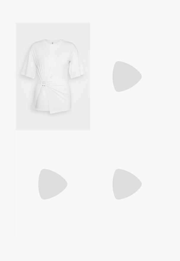 Balta marškinėliai, pagaminti iš minkštos medvilnės, su trumpomis rankovėmis, suktos mazgo detalėmis priekyje ir akcento žiedu liemenyje.; Šviesiai mėlynos plataus kirpimo džinsai, pagaminti iš džinsinio audinio. Turi raištelių juosmenį, subtilius siuvinėjimo akcentus ir apvyniotus kraštus.; Juodi šlepetės su kvadratiniu pirštu ir žemu bloku kulnu. Yra keli ploni dirželiai ir reguliuojamas kulkšnies diržas. Pagaminti iš lygios odos.; Sidabrinis dvigubas žiedas su lygiu, poliruotu paviršiumi. Pasižymi sklandžiu, kreiptu dizainu su persipinančiomis dalimis, suteikiančiomis modernų išvaizdą.