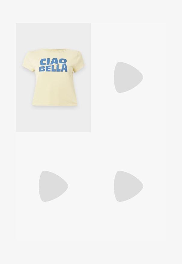 Tricou galben din bumbac, cu un imprimeu grafic albastru care scrie "CIAO BELLA." Mâneci scurte și guler rotund.; Jeans evazați de culoare albastră, confecționați din denim. Prezentă un talie înaltă, un design cu cinci buzunare și nasturi din metal. Textură netedă cu o decolorare subtilă.; Pantofii sport din piele albă cu accente din suede bej, cutie pentru degete perforată, șireturi plate și o talpă texturată de crem. Prezintă branding subtil pe călcâi.; Geantă de mână din piele vegană albă, cu un design curbat, având dantelaje decorative pe laterale și o singură curea de umăr.