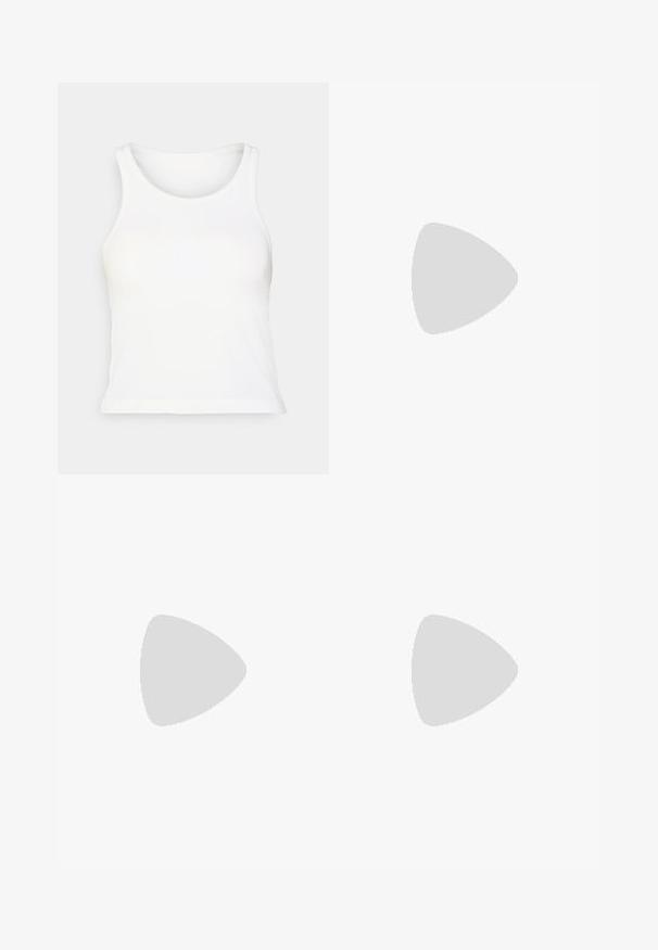 Bela rebrasta majica brez rokavov s zaobljenim izrezom. Mehka tekstura, oprijet kroj in ravni rob. Brez vzorcev ali dodatkov.; Bela skrajšana majica s logotipom, v kombinaciji s svetlo roza športnimi kratkimi hlačami z elastiko v pasu. Bela nogavica in nevtralni športni čevlji dopolnjujejo outfits.; Svetlo bež tekaški čevelj z mrežastim zgornjim delom, oblazinjeno ovratnikom, istrig prihajajoče "HOKA" v zlati barvi ter debelim, oblazinjeno podplatom za udobje.; Prozorni zaščitni očala z lahkim, prozornim okvirjem in sivo obrobo. Imajo zasnovo, ki se ovija okoli oči, ter nastavljiv nosni del.