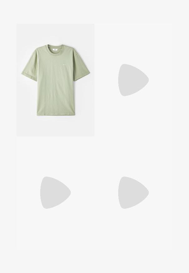 Jasnozielona bawełniana koszulka z krótkimi rękawami, okrągłym dekoltem i małym białym logo na klatce piersiowej. Miękka tekstura, luźny krój i minimalistyczny design.; Lekkie szorty wykonane z tkaniny wodoszczelnej, z szaro-białym wzorem geometrycznym, elastycznym pasem ze sznurkiem i luźnym krojem.; Białe trampki z zamszowymi akcentami, zaokrąglony czubek, płaskie sznurowadła i kremowa gumowa podeszwa. Posiadają zielone logo na pięcie.; Czarna gładka skórzana torba typu tote z dwoma ramiączkami, prostokątny kształt i subtelne przeszycia na białym tle.