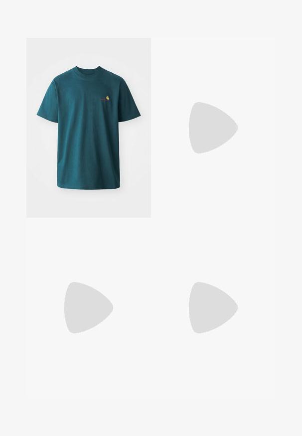 Teal bomullströja med korta ärmar, rund hals och en liten broderad logotyp i gult och rött på vänster bröst.; Svarta cargobyxor med rak bendesign, som har två sidofickor, ett knäppclosure och en strukturerad tyg.; Svart canvas sneakers med vita snören, vit gummisula och en livlig orange och gul accentstripp som har ordet "mongoose".; Brun fleece-tröja med kvartsdubbelt blixtlås och broderad logotyp, i kombination med en svart rund crossbody-väska med dragkedja och logotypdetalj, bärs över jeans.