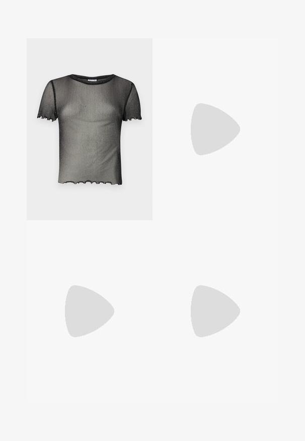 Melna caurspīdīga blūze, kas izgatavota no smalka, spīdīga materiāla. Tam ir īsas piedurknes un viļņota apakšmala. Viegls un pieguļošs dizains.; Džinsa mini svārki vidēji zilos toņos, ar pieguļošu jostasvietu, priekšējām kabatām un smalkām izšuvuma detaļām. Gluda, strukturēta auduma apdare.; Melni ādas apavi ar noapaļotu purngalu, biezām bloku papēžiem un elastīgiem sānu akcentiem, apvienoti ar tumšām zeķubiksēm un melnu svārku ar šķirbu.; Sudraba metāliska poga somiņa ar mīkstu, noapaļotu formu un mezgla augšējo aizdari. Izgatavota no gludas mākslīgās ādas materiāla.; Sudraba gredzenveida auskari ar minimālistisku dizainu. Cirkulāra forma, gluda tekstūra un plāns profils. Vieglu svaru ar spīdīgu apdari.