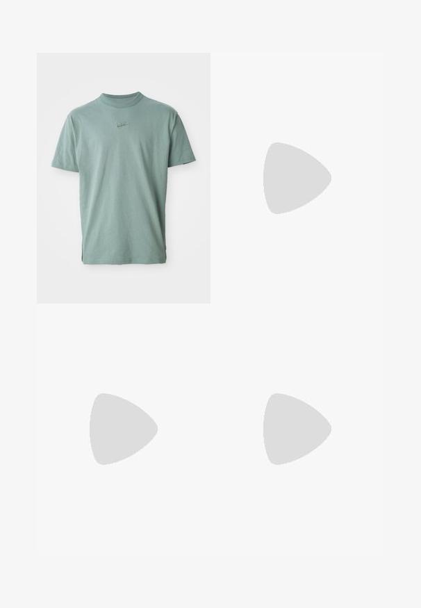 Žalias medvilninis marškinėliai su trumpomis rankovėmis, įpjautu apykakle ir išsiuvinėtu Nike logotipu ant krūtinės. Turi lygų paviršių ir laisvą pritaikymą.; Šviesiai žali šortai, pagaminti iš minkštos medžiagos, su elastingu juosmeniu ir šnervine, šoninėmis kišenėmis ir laisvu siluetu.; Nike Air Max 90 sportbačiai smėlio ir juodos spalvos, pagaminti iš akių ir odos medžiagų, matoma amortizacija ir juodi raišteliai.; Mėlynos ir žalios saulės akinių su stačiakampiais lęšiais; skaidrūs rėmeliai; tekstūruoti mėlyni akinių kojos; tamsūs lęšiai; pastebimas logotipas šone.