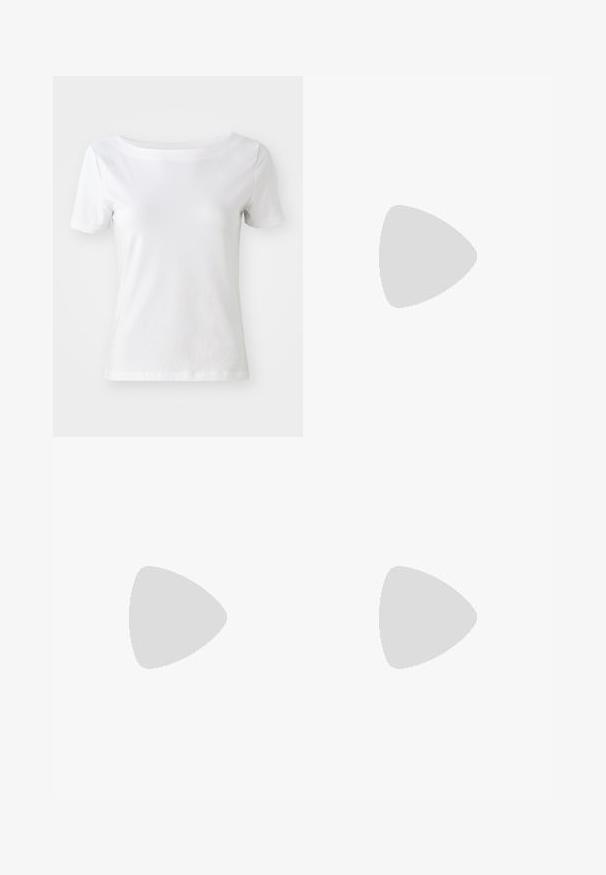 Weißes T-Shirt mit kurzen Ärmeln aus Baumwolle, mit einem Bootsausschnitt und einer glatten Textur. Einfaches und ungeschmücktes Design.; Schwarze, weit geschnittene Hose aus weichem Stoff mit einem elastischen Bund und Kordelzug. Verfügt über weiße und kastanienbraune Seitenelemente für einen Kontrast.; Schwarze Wildleder- und Leder-Sneaker mit einem cremefarbenen Seiten-Swoosh und einer hellcremefarbenen Ferse. Ausgestattet mit beige Schnürsenkeln und einer Gummilaufsohle.; Schwarze Handtasche aus Kunstleder mit Krokodilstruktur, gerafftem oberen Teil und einem geschoppten Tragegurt. Sie wirkt weich und kompakt im Design.