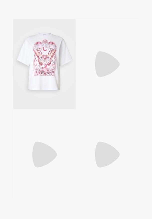 Balta per didelė marškinėlių su rožine drugelių grafika, gėlių akcentais ir tekstu "Aurora Mystic Celestial Revelations."; Šviesiai mėlyni tiesių kojų džinsai su priekine mygtuko ir užtrauktuko uždarymo sistema, diržo kilpos ir klasikinis penkių kišenių dizainas.; Even&Odd Aukštakulniai sandalai - light green; Bordo odinė rankinė su minkštu, susiraukšlėjusiu dizainu ir apvalia forma. Rankena yra tvirtai pritvirtinta, atskleidžianti lygią tekstūrą.; Sidabro auskarų rinkinys su įvairiais dizainais: smeigės, žiedai ir kabantys stiliai, papuošti žėrinčiomis detalėmis geometrinėmis ir teminėmis formomis.