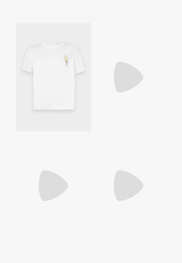 T-shirt bianco in cotone a maniche corte con un grafico minimalista di un gelato giallo ricamato nella zona sinistra del petto.; Jeans a zampa d'elefante in denim blu con vita alta, cuciture visibili e dettagli strappati vicino alle ginocchia. Le zampette si allargano dal ginocchio all'orlo.; Tacchi slingback in pelle nera con punta affusolata, caratterizzati da un tacco alto e un accento dorato sulla cinghia regolabile. Texture liscia.; Borsa a mano in pelle nera con un design strutturato, caratterizzata da una forma corta, manico superiore e accessori in metallo dorato. Inclusa tracolla regolabile.