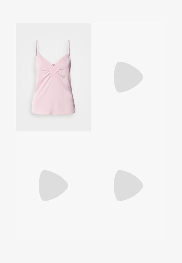 Lys pink ærmeløs top med V-hals og samlet detalje foran. Lavet af glat stof med tynde skulderstropper og en rund kant.; Lyserød satin maxi-nederdel med en glat tekstur, en tætsiddende talje og let udskæring i kanten, der har en lille dekorativ knapdetalje.; Sorte flip-flop med en tekstureret gummisål, to slanke stropper og et subtilt, præget logodetalje på stroppen.; Skildpaddemønstrede solbriller med et geometrisk design, gule linser og metal detaljer på stængerne. Bredt stel og mat overflade.; Blå faux læder håndtaske med en trekantet form, top håndtag og justerbar skulderrem. Har en glat overflade og detaljer med flap foran.