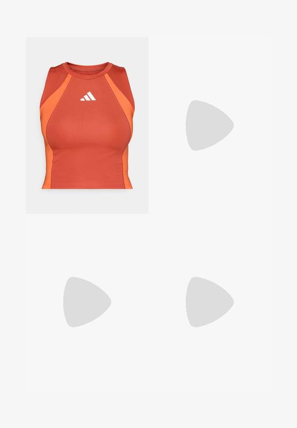 Narančasti atletski crop top napravljen od glatkog, rastezljivog materijala. Ima dizajn s racerback rezom i bijeli logo sprijeda.; Bijele sportske kratke hlače s crvenim bočnim panelima koji sadrže plave pruge. Elastična pojas i logo na donjoj lijevoj strani. Glatka tekstura tkanine.; Bež tenisice za trčanje s mrežastim gornjim dijelom, tamnosmešnim trakama i svijetlim naglascima narančaste i zelene boje. Sadrži bijeli jastučić na potplatu.; Naočale za sunce s prozirnim sivim okvirom, obojenim lećama i kutnim dizajnom. Imaju izraženu nosnicu i teksturirane tamnosive temple.