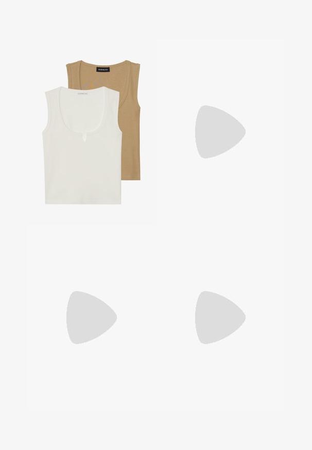 Deux débardeurs : l'un crème avec un col rond et un léger détail à l'avant, l'autre marron clair, tous deux avec une texture côtelée et des bretelles larges.; Shorts noirs taille haute en tissu extensible. Caractéristiques : une taille élastique, une texture lisse et une longueur mi-cuisse avec un design sans couture.; Botte noire montante en tissu côtelé, avec une semelle plateforme épaisse et un talon bloc, présentant une texture lisse et un design moderne et épuré.; Sac à main en cuir laqué rouge de forme triangulaire, avec une large ouverture en haut et une seule anse courbée. Texture lisse avec des détails de couture minimaux.