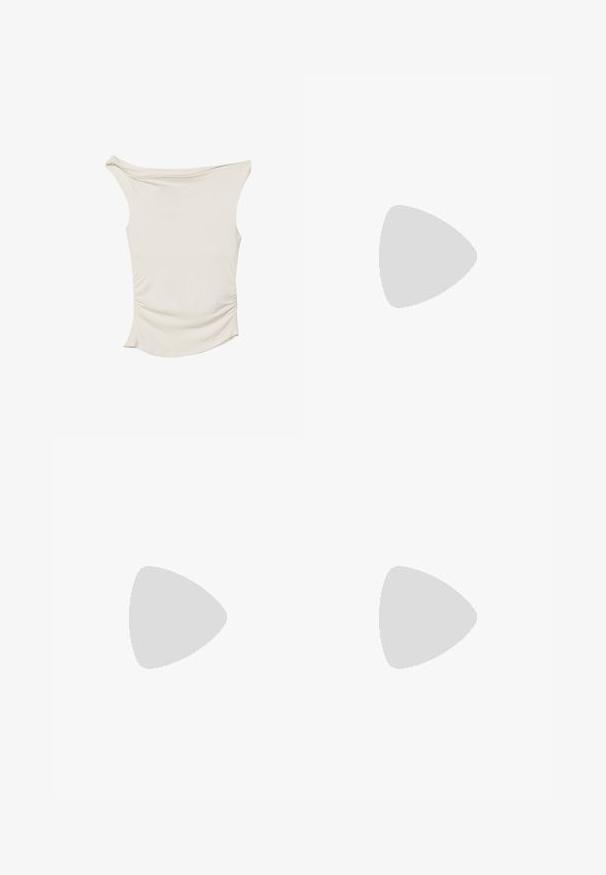 Top color crema realizzato in tessuto liscio, con un design off-shoulder, dettagli arricciati ai lati e un orlo curvo.; Gonna bianca a strati con rouches e vita smockata, realizzata in un tessuto leggero e strutturato con un design svasato.; Infradito beige chiaro con soletta testurizzata, suola piatta e sottili cinturini lucidi. Presenta un marchio discreto sul cinturino.; Borsa hobo in pelle nera con design morbido, ampia tracolla e texture liscia. Presenta una chiusura con zip laterale.