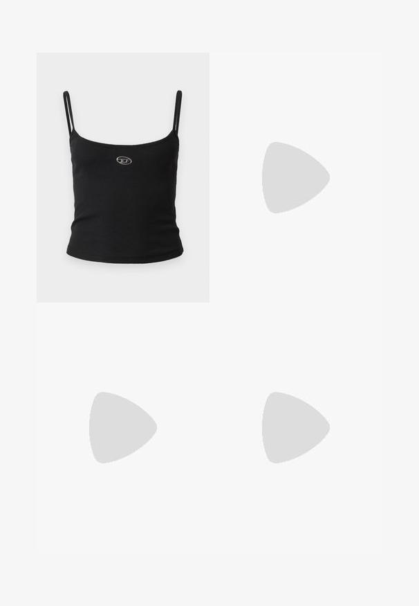 Mustast soonikkoelastusest pluus, millel on õhukesed õlapaelad ja väike metallist logo keskosas. Kangas tundub elastne ja keha järgiv.; Kootud mini seelik akva ja roheliste toonide gradientidega, millel on õrn läige ja tikandiga logo aksent vöökoha juures.; Denim sandaalid kolme õhukese rihmaga, mis on kaunistatud kristallidega, terav nina ja metalne, stilettokujuline konts. Libisemisvastane põhi.; Tumehall quiltitud denim käekott, millel on ahelsträpp ja metallist "DIESEL" logo. Kompaktne, ristkülikukujuline kuju, tekstureeritud pind.