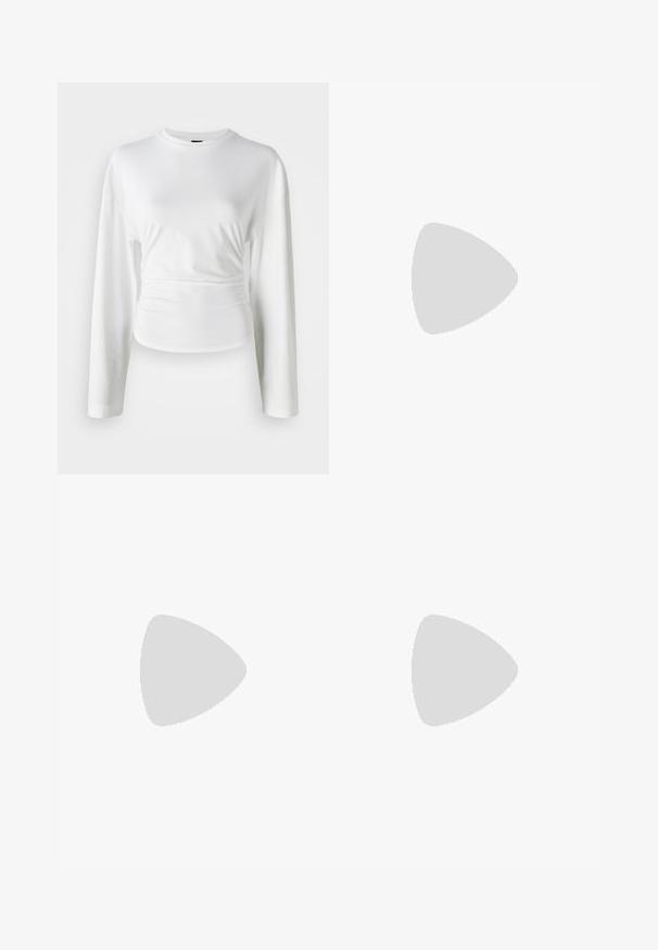 Bílá košile s dlouhými rukávy vyrobená z měkké tkaniny. Má přiléhavý střih s nařasenými detaily v pase a kulatým výstřihem.; Pletené šortky v off-white barvě s ribbovaným pasem, které mají texturální kontrast mezi horní a dolní částí, lemované okraje.; Černé lakované kožené lodičky na podpatku se špičatou špičkou, štíhlým vysokým podpatkem a dvojitým elastickým páskem pro bezpečné nošení. Hladký, lesklý povrch.; Černá kožená taška s texturovaným povrchem, dvojitými horními uchy a odnímatelným ramenním popruhem; má zipové zapínání a vertikální švy.