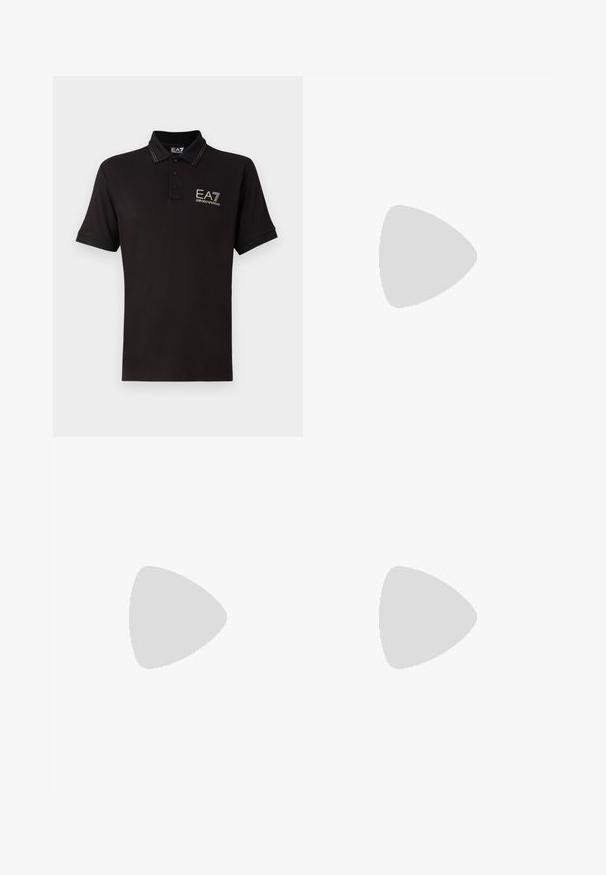 Camisa polo negra con cuello, mangas cortas, tapeta de tres botones y detalles del logo dorado en el pecho. Textura de tela suave.; Pantalones negros ajustados con una textura suave, cinturilla elástica y dos bolsillos laterales. Presentan un diseño elegante de pierna recta.; Zapatilla de cuero blanca con un acabado suave, puntera redonda, cordones planos y suela texturizada. Cuenta con un sutil logo en el talón.; Emporio Armani MINI UNISEX - Bandolera - monument