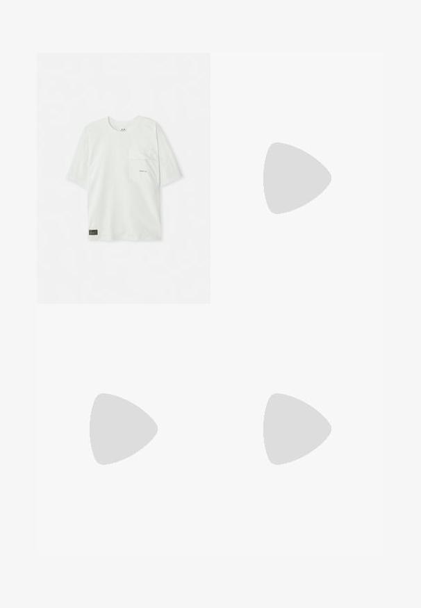 T-shirt de manga curta, de cor verde claro, feita de algodão. Tem um bolso no peito e um pequeno logótipo próximo ao bolso. Textura suave, design casual.; Calções de ciclismo pretos feitos de tecido elástico, com uma área de assento almofadada, textura suave e um design ajustado para conforto.; Sapatos atléticos pretos com uma sola volumosa, parte superior em malha e sintético, acabamentos texturizados e marca Vibram na sola.; Óculos de sol pretos elegantes com lentes espelhadas azuis, armação quadrada e detalhe azul na haste. Fabricados em material plástico leve.
