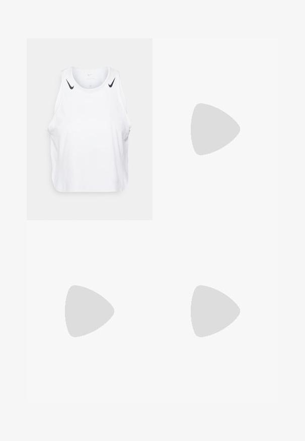 Biała bezrękawnikowa koszulka wykonana z lekkiego materiału, z czarnymi akcentami logo Nike na ramionach, okrągłym dekoltem i luźnym krojem.; Nike Performance - Rajstopy; Czarne sportowe buty z teksturowanym plecionym wierzchem, białą podeszwą środkową i czarnymi sznurówkami. Noszone z białymi skarpetkami prążkowanymi z logo.; Okulary przeciwsłoneczne z białą oprawą, szarymi akcentami i niebieskimi lustrzanymi soczewkami. Sportowy design, kształt otaczający, z regulowanymi noskami.