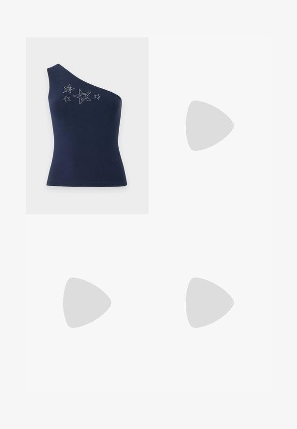 Navyblauw, één-schoudertop gemaakt van gladde stof, met zilveren sterontwerpen die aan de voorkant zijn geaccentueerd met stenen.; Marineblauwe geplooide rok met een hoge tailleband en een gladde textuur, heeft scherpe mesplooien en een minimalistisch ontwerp. Draagt met witte hakken.; Witte leren sneaker met geperforeerde teenbox, gestructureerde zool en witte veters, gecombineerd met wijde rode broeken en een blauw-geel achtergrond.; Beige handtas gemaakt van zacht materiaal, met een slonzig ontwerp, gestikte details en twee schouderbanden. Geschikt voor dagelijks gebruik.