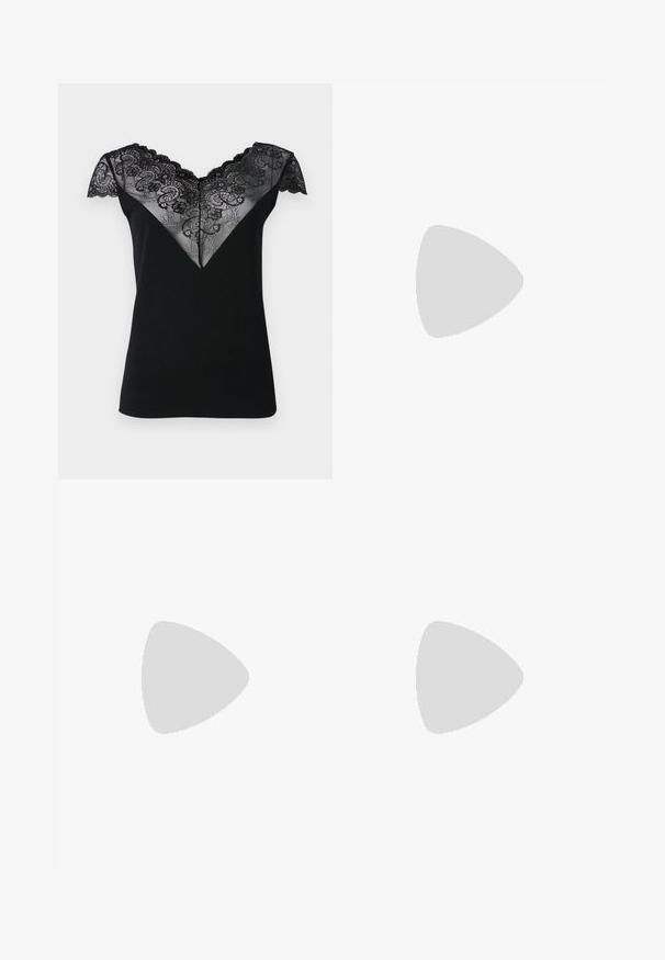 Zwarte top met korte mouwen, voorzien van een V-vormige kantoverlay met ingewikkelde bloemenpatronen en geschulpte randen langs de halslijn en mouwen.; Linnen shorts in lichtbeige met een elastische tailleband en verstelbare strik. Heeft een losse pasvorm en een gladde textuur.; Zwarte hoge hakken sandalen met dunne banden, open teen ontwerp en een kleine, uitlopende hak. Het materiaal lijkt glad en glanzend.; Zwarte nepleer handtas met een krokodillenstructuur, opgedroogde bovenkant en een gekreukte hengsel. Het lijkt zacht en compact van ontwerp.