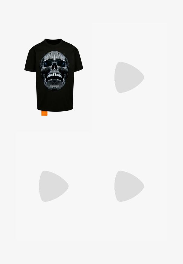 Zwarte t-shirt met een grote afbeelding van een schedel, gedetailleerd met metalen accenten, variërende texturen en een feloranje label aan de zijkant.; Scalpers FIVE POCKETS - Straight leg jeans - khaki; Bruine en blauwe geruite wijde broek, gecombineerd met witte schoenen met zwarte accenten en een gestructureerde zool, gezet tegen een groene achtergrond.; Gouden metalen zonnebril met groene lenzen, met een hoekige vorm en slanke armen. Het ontwerp heeft een dunne rand en subtiele branding op de lens.