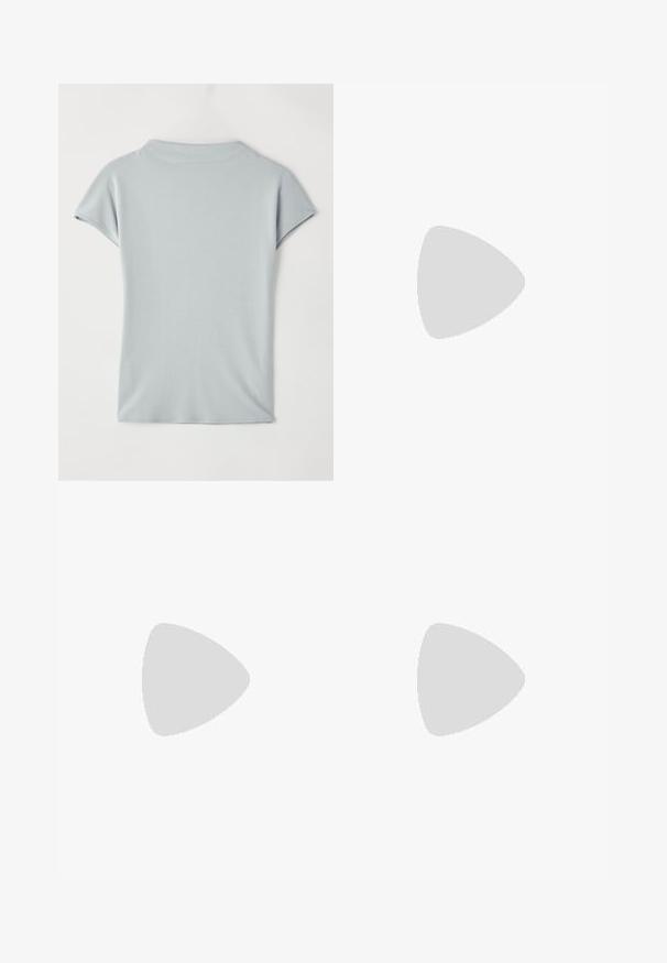 Haut bleu clair à manches courtes en tissu doux, avec un col rond et un drapé subtil pour une coupe décontractée. Sans motifs ni accents.; Jupe A-line blanche avec des détails de coutures subtils et une texture lisse, présentée sur un fond gris clair uni.; Mule blanc à bout pointu avec un talon stiletto bas. Fabriqué en matériau lisse avec un design minimaliste et un subtil détail de semelle beige.; Sac en satin beige avec un haut noué, présentant une texture douce et lisse ainsi qu'une forme arrondie, conçu pour être simple et élégant.