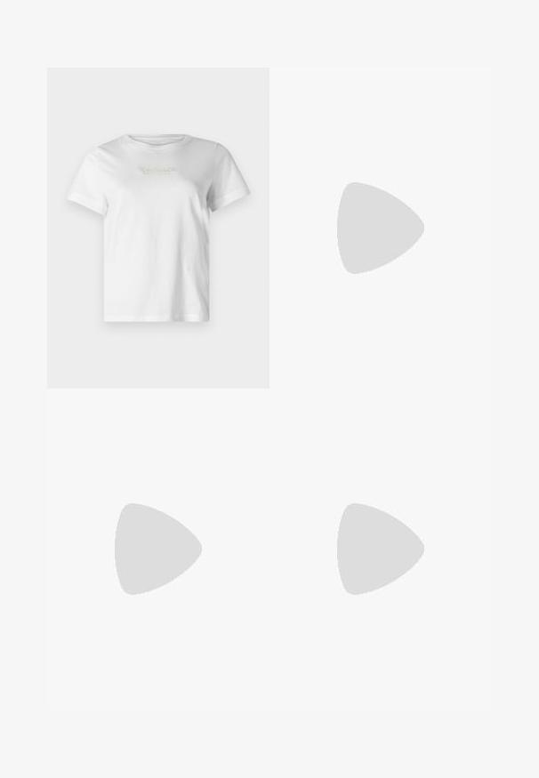 T-shirt bianco in cotone a maniche corte, con logo del marchio testurizzato in oro e grigio sul fronte. Collo tondo classico, vestibilità casual.; Bermuda shorts neri in cotone misto, con chiusura a bottone, due tasche frontali e orlo arrotolato. Texture liscia, design classico.; Scarpa da uomo in suede beige con lacci e suola spessa, vista laterale, su uno sfondo grigio chiaro uniforme.; Borsa a tracolla blu navy realizzata in nylon liscio, con due manici texturizzati e una patch rettangolare nera con logo sul fronte.