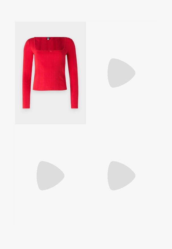 Raudonas ilgomis rankovėmis džemperis su kvadratiniu iškirpimu, reljefine tekstūra ir centrine kinką. Pagamintas iš elastingos medžiagos, kad gerai priglustų.; Tamsiai mėlynos plačios džinsinės kelnės su aukštu liemeniu, dviem priekinėmis kišenėmis ir dviem mygtukais. Pagamintos iš lygios tekstūros džinsinio audinio.; Juodos lakuotos odinės šlepetės su smailiu pirštu ir geometriniu bloko kulnu. Turi elegantišką, minimalistinį dizainą ir lygų paviršių.; Juodas odinis krepšys su išlenkta forma, nuimamu dirželiu ir auksiniais detalėmis. Krepšys turi kilpą su sagtimi.