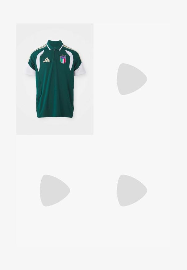 Polo de futebol da Itália em verde escuro com mangas brancas, logótipo da Adidas em bege, brasão da Itália e um fecho de zíper curto na parte da frente.; Jeans de denim azul claro com design de perna reta, apresentando uma cintura de altura média, cinco bolsos e um fecho de botão e zíper.; Sapatilha de camurça castanha com riscas de couro branco, atacadores na frente e um detalhe em ouro no logo. Perfil baixo com uma sola de borracha texturizada.; Colar de metal prateado em três camadas, com correntes flexíveis e elegantes que possuem um leve brilho, fechado com um fecho de lagosta e corrente ajustável.
