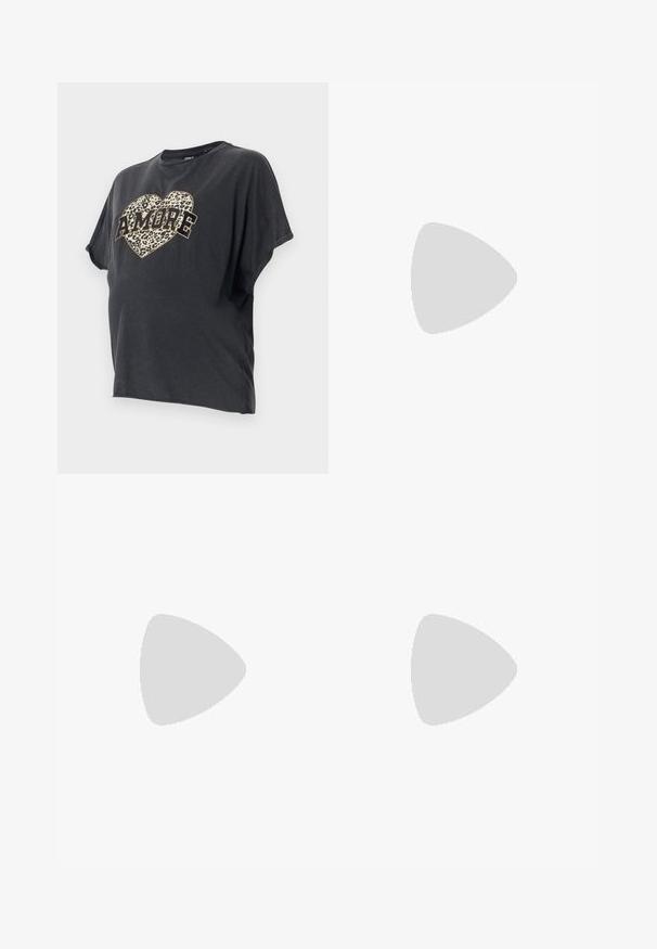 Tmavě šedé tričko s krátkým rukávem, které má design srdce s leopardím potiskem a slovem "AMORE" v tučných černých písmenech. Měkký bavlněný materiál.; Beige šortky s vysokým pasem, s předním vázáním opasku, skládacím designem a hladkou texturou látky. Čistý, upravený tvar a žádné viditelné vzory.; Bílé tenisky s hladkým syntetickým svrškem, perforovanou špičkou, plochými tkaničkami a texturovanou podrážkou, vystavené na dřevěném povrchu.; Hnědá semišová taška přes rameno s jemnou texturou, vybavená jedním popruhem na rameno a decentním zakřiveným horním otvorem. Žádné viditelné detaily z hardware.