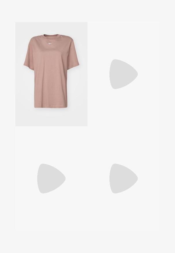 Baumwoll-T-Shirt in einem sanften Rosa, mit Rundhalsausschnitt, kurzen Ärmeln und einem kleinen weißen Nike-Logo auf der Brust.; Braune Sweatpants mit elastischem Bund und verstellbarem Kordelzug. Mit schmal zulaufenden Beinen und einem kleinen weißen Logo auf der Vorderseite.; Graue und limettengrüne Trainingshose mit gerafften Bündchen, getragen über weißen und silbernen Sneakers mit schwarzen Akzenten und Netzdetails.; Silberne Creolen mit einer glatten, polierten Oberfläche. Kreisförmig, gleichmäßige Breite, entworfen für einfaches Anlegen. Einfach und elegant.