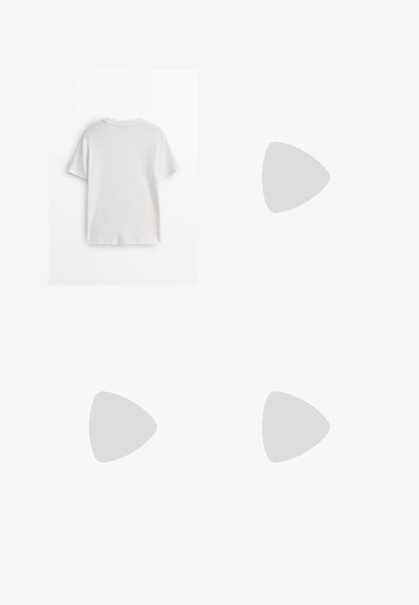 Weißes T-Shirt mit kurzen Ärmeln aus weicher Baumwolle, mit rundem Ausschnitt und einem schlichten, klaren Design ohne Muster oder Grafiken.; Weite Hosen aus weißem Stoff mit vorderen Falten, flachem Bund und entspannter Passform. Glatte Textur und keine sichtbaren Muster.; Schwarze Flip-Flops mit einer strukturierten Gummisohle, zwei schlanken Riemen und einem dezenten, geprägten Logo-Detail auf dem Riemen.; Schwarze, oversized Sonnenbrillen mit ovalen Gläsern, glattem Kunststoffrahmen und goldenen Akzenten an den Bügeln. Die dunklen Gläser bieten Sonnenschutz.