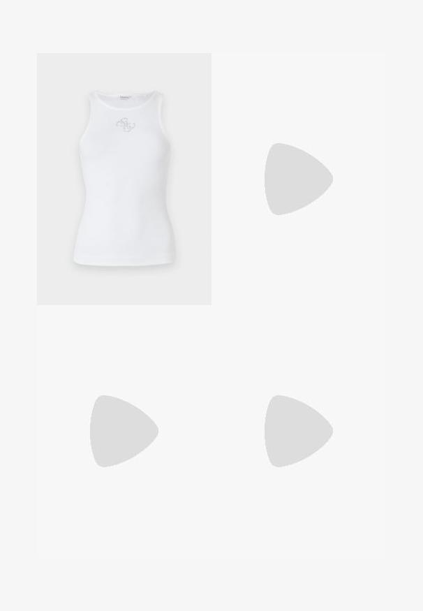 A fehér bordázott ujjatlan felső kerek nyakkivágással rendelkezik. Az elején egy apró ezüst hímzett logó található.; Fekete leggings, texturált csipke fedéssel, szürke álcázó mintázattal. Rugalmas derékpánt elöl egy kis logó részlettel.; Fehér magas sarkú szandál texturált pánttal, amelyet bets csillogó kövek díszítenek, nyitott orrkialakítással, és állítható csatú bokapánttal.; Fekete flitteres mini kézitáska csomózott textúrájú pánttal és ezüst lánccal. Lekerekített forma, ráncolt tetejével és fényvisszaverő részletekkel.