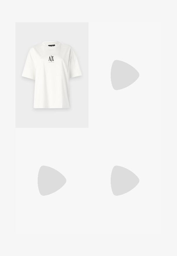 T-shirt en coton blanc avec des manches courtes, une coupe décontractée et un imprimé logo noir au centre devant. Texture lisse, sans motifs supplémentaires.; WEEKEND MaxMara FIDA - Short - coloniale; Sneaker blanche avec une tige en cuir lisse, une semelle en caoutchouc texturée, un bout arrondi et un détail accent réfléchissant au niveau du talon.; Sac à main noir avec une forme structurée, doté d'une poignée supérieure, d'un extérieur en cuir lisse et d'un tissu texturé avec des motifs rayés. Accent en matériel doré.