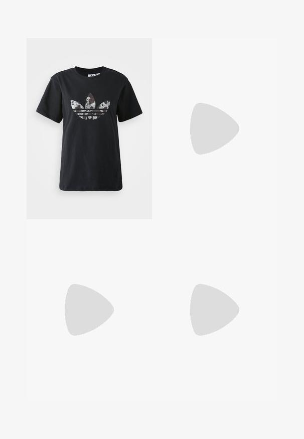 Camiseta de algodón negra de manga corta que presenta un gran gráfico plateado y marrón del logotipo de Adidas y las tres franjas en el frente.; Jeans de pierna ancha de color azul claro, hechos de denim, con cierre de botón, pasadores para cinturón y bolsillos delanteros y traseros. Textura ligeramente desgastada.; Zapatillas deportivas de gamuza negra con rayas y detalles blancos, puntera redondeada, suela de goma color caramelo, combinadas con calcetines blancos acanalados a la altura del tobillo.; Bolso de mano de cuero negro con dos asas cortas, herrajes plateados, detalles en blanco y un logotipo blanco. Presenta una superficie texturada y un diseño compacto.