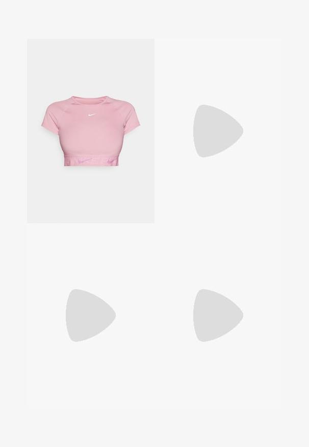 Lyhyt vaaleanpunainen crop-top, jossa on lyhyet hihat, ribbaus helmassa ja valkoinen Nike-logo rinnassa. Pehmeä kangas, joka on sovitettu muotoon.; Valkoiset korkeavyötäröiset shortsit, jotka on valmistettu joustavasta kankaasta. Ominaisuuksiin kuuluu sileä pinta ja tiukka muotoilu, ilman lisäkuvioita tai varusteita.; Vaaleanpunaiset juoksukengät, joissa on verkkomateriaalia, mustat nauhat ja näkyvä "HOKA"-logo. Ominaisuuksiin kuuluu pehmustettu valkoinen pohja, jossa on oransseja ja vihreitä yksityiskohtia.; Valkoinen Nike-reppu, jossa on kultainen logo ja "ELITE"-teksti, vetoketjukiinnitykset, verkkokylkipussit ja musta pohja. Sileä rakenne.