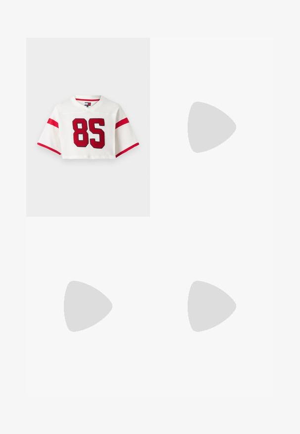 Maillot de football blanc découpé en tissu en maille. Présente des rayures rouges sur les manches et un grand numéro rouge '85' à l'avant.; Next Short en jean - camo print; Sabot en plastique rouge avec des trous de ventilation, un talon surélevé et une décoration florale sur le dessus. Présente une sangle à l'arrière et des bords texturés.; Lunettes de soleil rectangulaires noires avec des verres sombres, dotées d'un accent en or sur les côtés et de montures en plastique lisses.; Sac à main en cuir noir avec un design incurvé, double anses, quincaillerie dorée et une bandoulière en chaîne. Arbore le logo "Lancaster Paris."