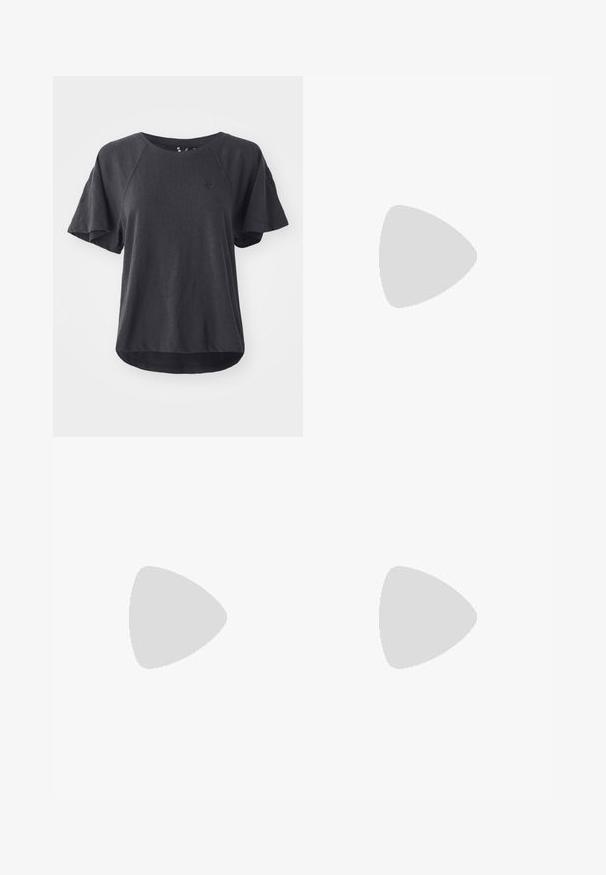 Črna majica iz mehkega blaga, z okroglim izrezom, kratkimi raglan rokavi in ukrivljenim robom. Majhna blagovna znamka na prsih.; Ženske široke hlače iz korduroja v topli rjavi barvi, ki imajo visok pas, gumbasto zapiranje in dva sprednja žepa. Gladko teksturo in vidne šive.; Svetlo roza teniske z teksturiranim semišem in mrežastim zgornjim delom, okroglo konico, vezalnim dizajnom in trpežnimi gumijastimi podplati. Ustrezajo rjavim širokim hlačam.; Zelene očala s tankim pravokotnim okvirjem in temnimi lečami; teksturirane sive ročke z blagovno znamko. Gladka koža in črna majica.