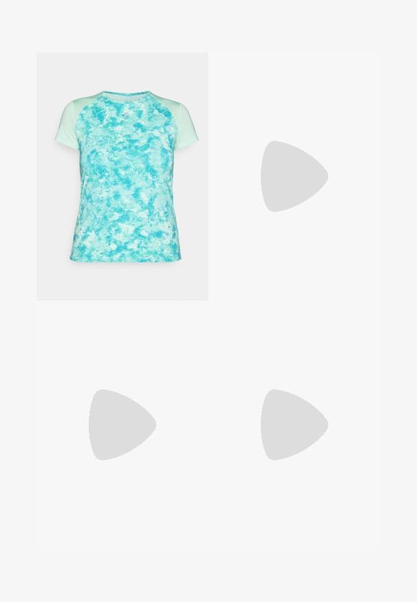 Top curto de manga curta em turquesa claro com um padrão texturizado e marmoreado, com detalhes em malha nos ombros. Design com gola redonda.; Bermudas verde menta feitas de material suave, com cintura ajustável por cordão, duas bolsos laterais e detalhes de costura discretos.; Botas de borracha brancas até ao joelho com sola grossa e painéis elásticos laterais. Apresentam abas de puxar na parte superior para facilitar o calçar. Textura suave.; Bolsa de mão branca acolchoada com aba dobrada, alça de corrente dourada e um destacado acabamento em dourado com um detalhe em "V" e decoração em forma de franjas.