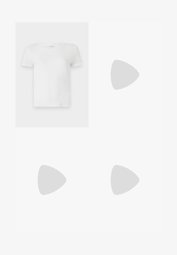 Weißes Baumwoll-T-Shirt mit Rundhalsausschnitt und kurzen Ärmeln. Der Stoff erscheint glatt mit einer leichten Textur und ohne sichtbare Muster.; GANT TONAL SHIELD - Jogginghose - dusty navy; Schwarze Leder-Slingback-Pumps mit spitzem Schuhblatt, ausgestattet mit einem schlanken Absatz und einem goldfarbigen Akzent am verstellbaren Riemen. Glatte Textur.; Schwarze Pailletten-Mini-Handtasche mit einem geknoteten, strukturierten Tragegurt und einer silbernen Kette. Abgerundete Form mit gerafftem oberen Teil und reflektierenden Details.