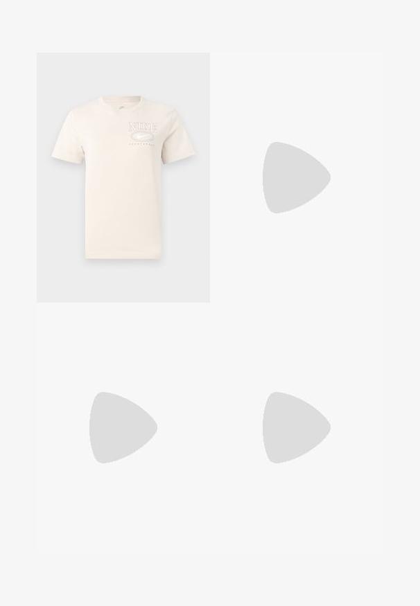 T-shirt crème à manches courtes en coton, avec un col rond et un logo Nike imprimé en gris clair contrastant sur la poitrine.; Pantalons de survêtement gris en tissu doux, dotés d'une taille élastique avec cordon de serrage et d'un petit logo Nike noir sur la cuisse gauche.; Baskets Nike avec une tige blanche et des accents noirs, des superpositions texturées et un design élégant. Des lacets noirs et un logo visible complètent le look.; Boucles d'oreilles en argent en forme d'anneau avec une finition lisse et polie. Forme circulaire, largeur constante, conçues pour une fermeture facile. Simples et élégantes.