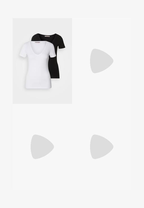 Två kortärmade v-ringade t-shirts i vitt och svart, med åtsittande design, tillverkade av mjuk bomull, med synlig varumärkesetikett vid nacken.; Svarta smala jeans gjorda av elastisk bomullsdenim, med en klassisk femficksdesign och knäppning med knappar.; Svart lädersandal med två breda remmar över foten, fyrkantig tå och låg blockklack. Slät textur och minimalistisk design.; Svart läder tote-väska med två långa handtag, en slät yta och en strukturerad form. Har en framficka för extra förvaring.