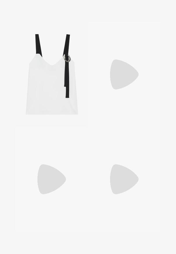 Vit ärmlös topp med V-ringning, försedda med svarta band och en silvrig ringdetalj. Slät tyg och en modern, minimalistisk design.; Ljusblå denimjeans med rak passform, fem fickor och en klassisk knappstängning med en märkestag på midjebandet.; Beiga patenterade läderkilklackar med spetsig tå och en smal, fyrkantig klack. Slät yta och minimalistisk design utan utsmyckningar.; Vitt strukturerat handväska med korta handtag och en axelrem, med gyllene detaljer och texturerat material, visad mot en grå bakgrund.