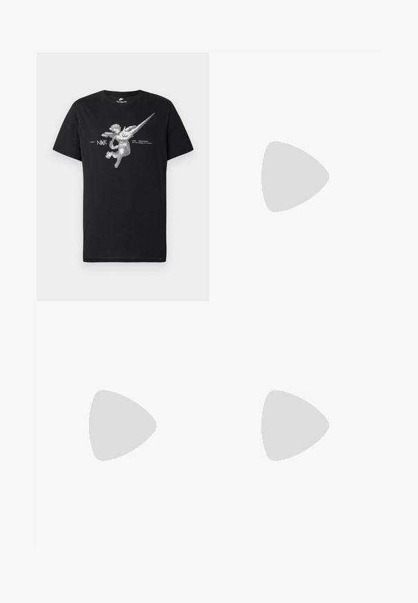 Μαύρο T-shirt της Nike με γραφικό μιας άγγελου με φτερά σε κλίμακα του γκρί, που περιλαμβάνει έναν επιμηκυμένο swoosh της Nike και το κείμενο "nike sportswear on the wings of victory".; Μπλε τζιν παντελόνι με ίσια γραμμή, με μπροστινές τσέπες, ραμμένες ραφές και κλασικό κλείσιμο με κουμπί.; Λευκά δερμάτινα αθλητικά παπούτσια με μαύρο λογότυπο Nike, επίπεδες κορδόνες και υφή από καουτσούκ στη σόλα. Στρογγυλή μύτη και επενδεδυμένος λαιμός για άνεση.; Μαύρη νάιλον τσάντα ώμου με ρυθμιζόμενο λουράκι, τσέπες με φερμουάρ και λευκό λογότυπο Nike στο μπροστινό μέρος. Λείο υλικό, ορθογώνιο σχήμα.