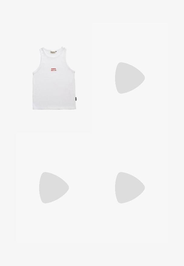 Weißes Baumwoll-Tanktop mit rundem Ausschnitt. Mit roter gestickter Aufschrift "VERBOTENER SOZIALCLUB" auf der Brust und einem Seitenetikett.; Dunkelgraue Hose aus einem strukturierten Stoff, mit seitlichen Taschen, einem Gürtelschlaufen und einem Knopfverschluss vorne. Schmal zulaufendes Beindesign.; Retro-Laufschuh in Weiß und Grau, mit einem Obermaterial aus Wildleder und Leder, einem strukturierten grauen "N"-Logo und einer Gummisohle mit Profil.; Schwarze rechteckige Sonnenbrillen mit dunklen Gläsern, die einen dicken Rahmen, subtile Akzente an den Seiten und keine sichtbaren Logos außer dem Markennamen aufweisen.
