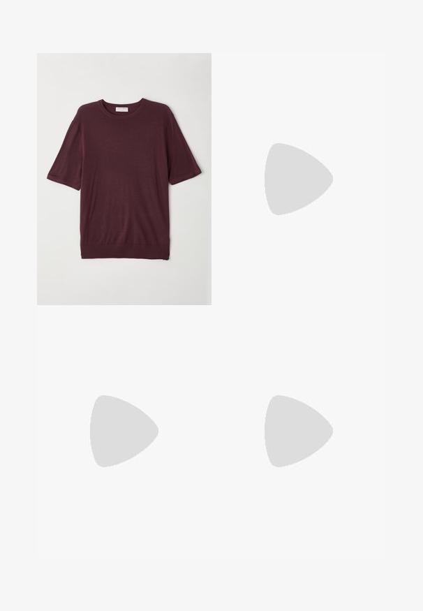 Burgunderfarget t-skjorte med kort erm laget av mykt stoff; har rund hals og en avslappet passform med en rett nederkant. Enkel design uten mønstre.; Lyseblå denim flared jeans med mid-rise liv, fem-lommers design og synlige sømdetaljer. Jeansen har en jevn tekstur med lett falming.; Svart skinnloafer med rund tå, subtilt sydd detaljering og lav hæl, med en glatt tekstur og minimalistisk design.; Blå rektangulære solbriller med mørke linser, matt marineblå ramme, logo-detajler på stengene, rette armer og en solid, glatt tekstur.